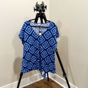 Short Sleeve V-Neck w/left Side Hip Tie. Blue/Black/White Geometric Pattern.